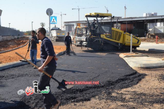 كفرقاسم : الرئيس عادل بدير يشرف على المراحل الاخيرة من تعبيد شوارع المنطقة الصناعية قلب البلاد